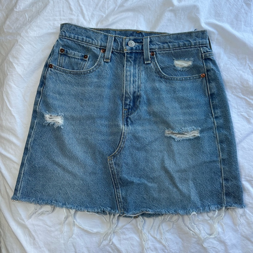 LEVI’S HIGH RISE DECONSTRUCTED BUTTON FLY SKIRT — in Size 27